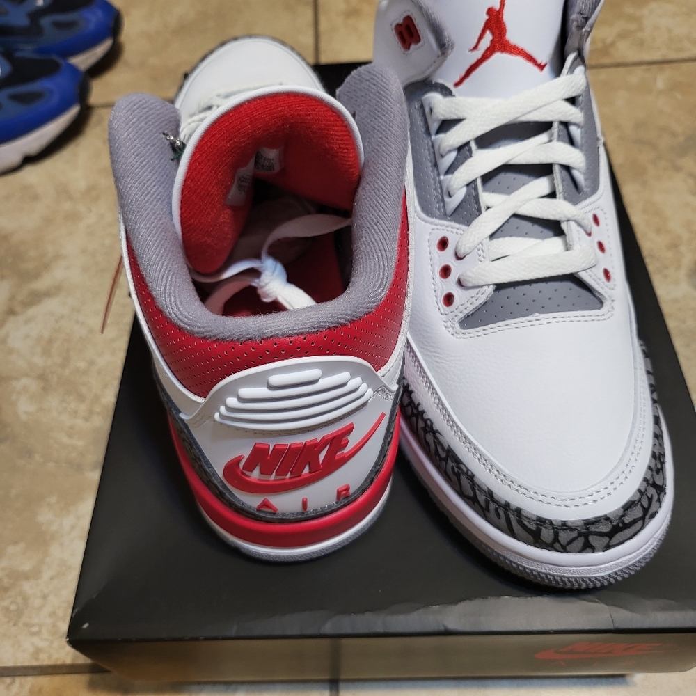AJ 3 Fire Reds - Picture 2 of 2